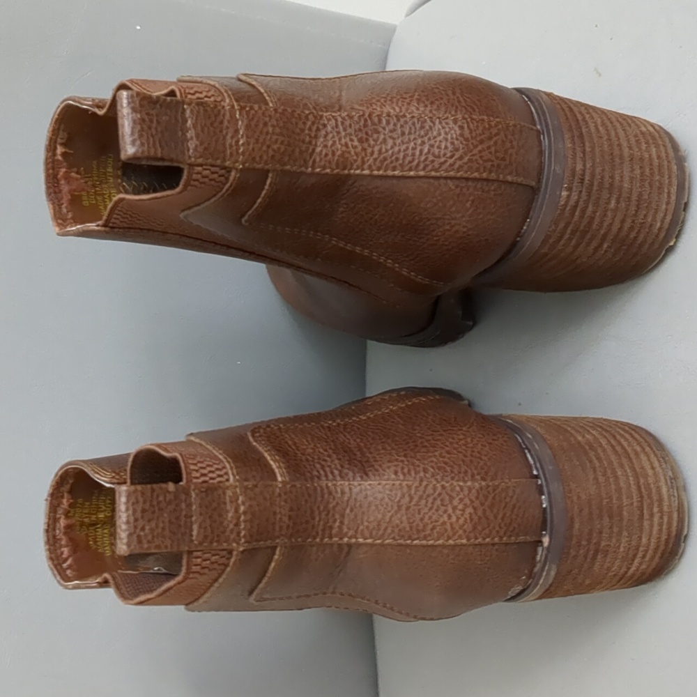 Mia Women's Ribbed Chelsea Boot - Picture 2 of 9